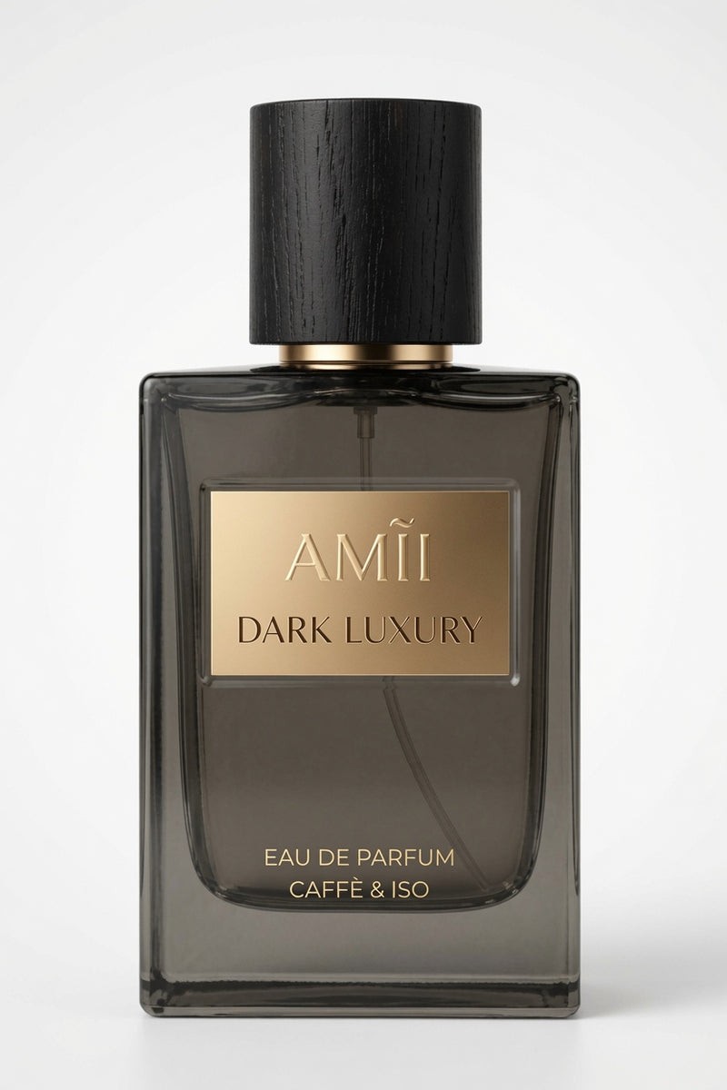 Foto real del frasco DARK LUXURY de AMĨI PERFUME: cristal oscuro con placa y tapa negras